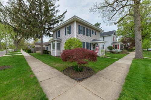 South Haven Casa | Summer Haven- Walk to beach & Town from this 4 bedroom 2 bath Coastal Cottage