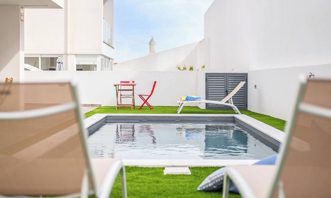 Corroios Chalet De Esquí | Summer house with pool & garden, 5m ride to Caparica beach
