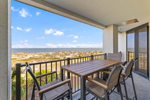 Isle of Palms Apartamento | Summer House 202 - 3BR Oceanfront Condo! View!