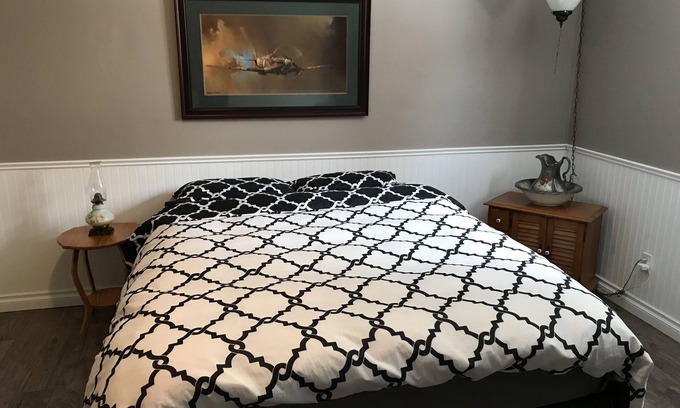 Thornbury Casa | Summer House Rental - Thornbury (30 day min.)