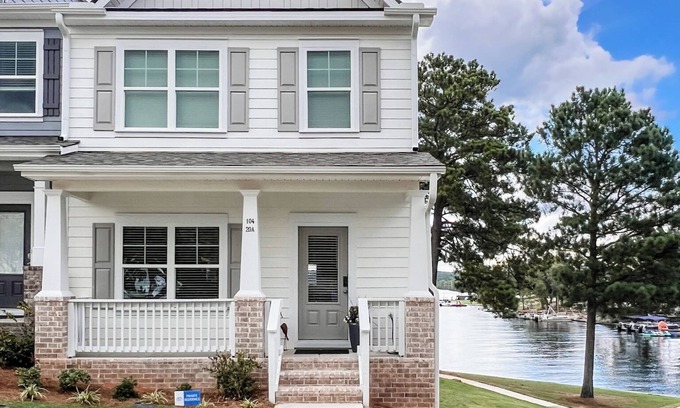 Lake Oconee Casa | Ready for a break! Lakefront. pool, kayaks, paddle board’s & boat-slip. 👍