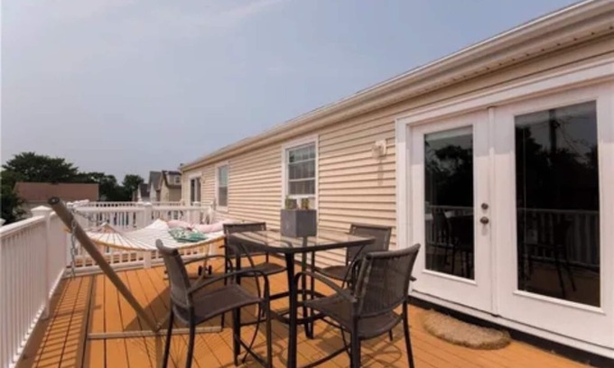 Yachting Village Condominio | Summer Rental - Enjoy a Month or all Summer! Welcoming 2-bdrm condo in Newport