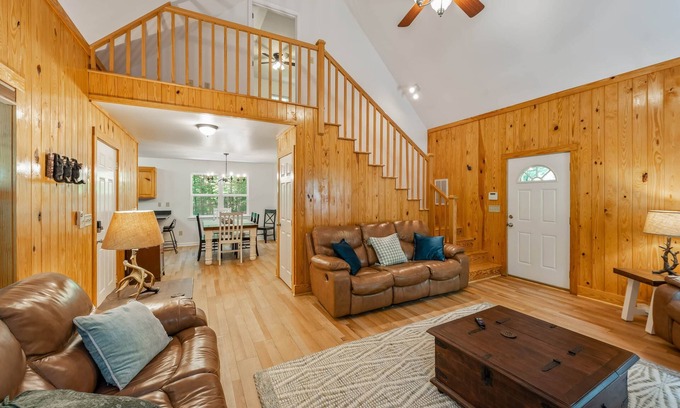 Mentone Casa | Summer Retreat: 3BR/3BA Cabin + Hot Tub & Game Room!