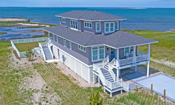 Hatteras Casa | Modern Soundside Hatteras Bungalow-Elevator, piscina, piscina para niños, Tiki Bar, HotTub