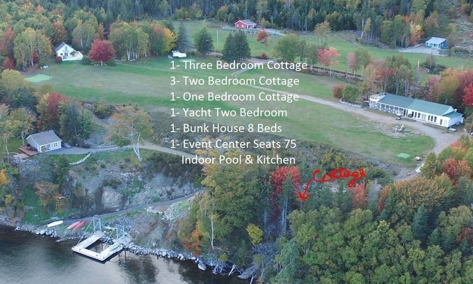 Boularderie Complejo | Summer Snow Cottages & Event Center, Piscina cubierta, Cocina comercial, Yate