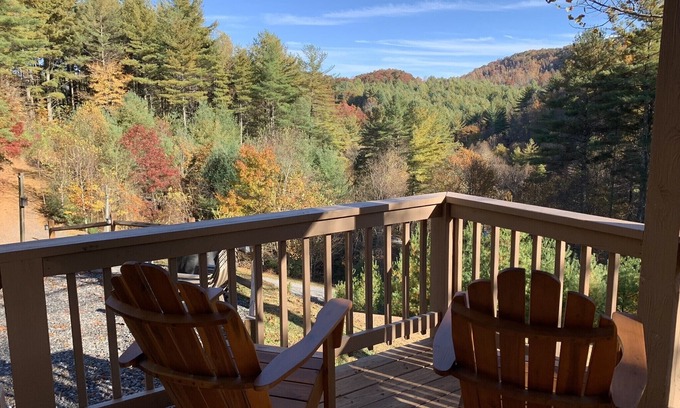 West Jefferson Cabina | SUMMER SPECIAL — Book 5 nights 6+7th FREE — LOG CABIN with Privacy+ Firepit