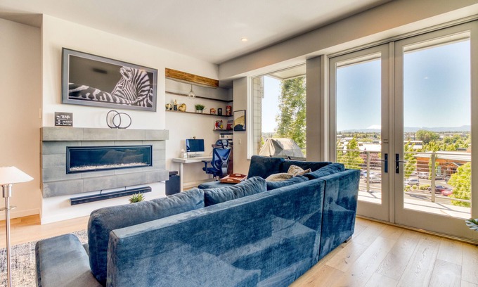 Southern Crossing Condominio | *Summer Specials* Modern and Luxury Meet at The Atrium