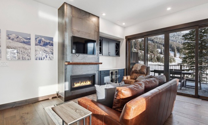 Whitefish Chalet De Esquí | Summer Stays Available! Stunning chalet off chair 3! Private hot tub, ski locker & fitness cente