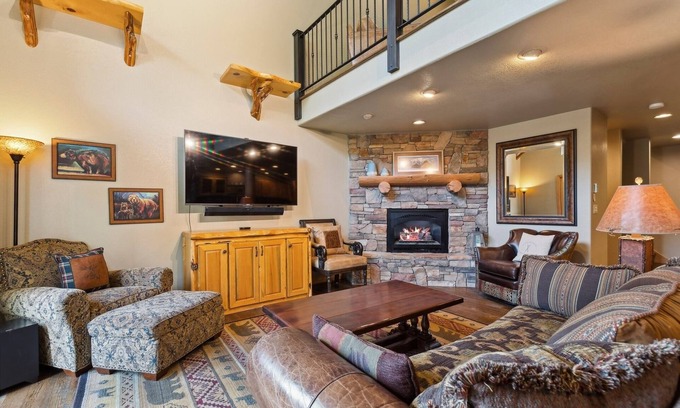 Whitefish Chalet De Esquí | Summer Stays Available! Stunning Ski- in Ski-out Chalet, sleeps 13, with private Hot Tub!