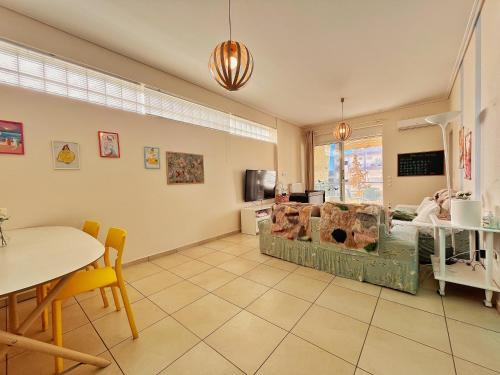 Elliniko-Argyroupoli Apartamento | Summer Sunflowers in Glyfada