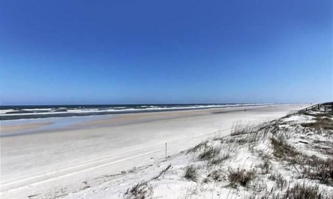 Crescent Beach Condominio | Summerhouse 251 2 Bedroom Condo by RedAwning