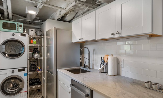 Mann Casa | SummerHouse Guest Suite | Central| Yard| workspace