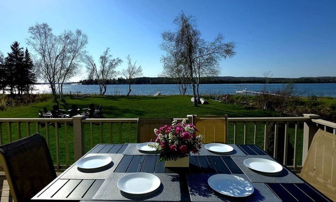 Ponshewaing Casa | Summerside Cape on Crooked Lake-Waterfront-Sunsets-Sleeps 12