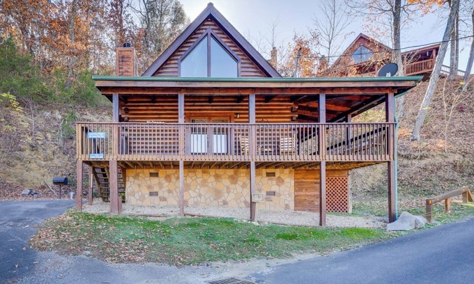 Sevierville Cabina | Summertime Swims & Lake Fun, Fall Cocoa by the Fireplace & Year-Round Hot Tub Dips - Lakeview Pointe