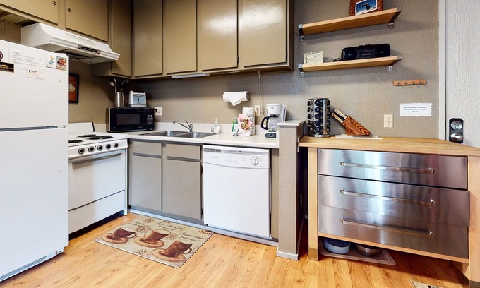 Mammoth Lakes Condominio | Summit 258 Pet-Friendly, Comfortable, Great Complex Amenities by RedAwning