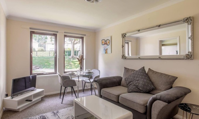 Central Aberdeen Apartamento | Summit Central - Quiet 2BR Flat, WiFi, Parking