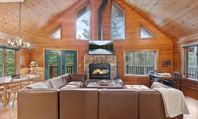 Hyak Cabina | Summit Log Cabin With Hot Tub & Sauna
