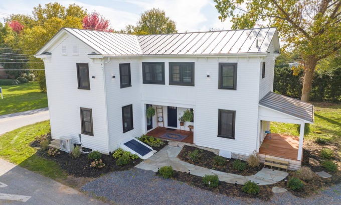 Summit Point Casa | Summit Point Historic "1850's House" short drive from Racing, Rivers, & History!