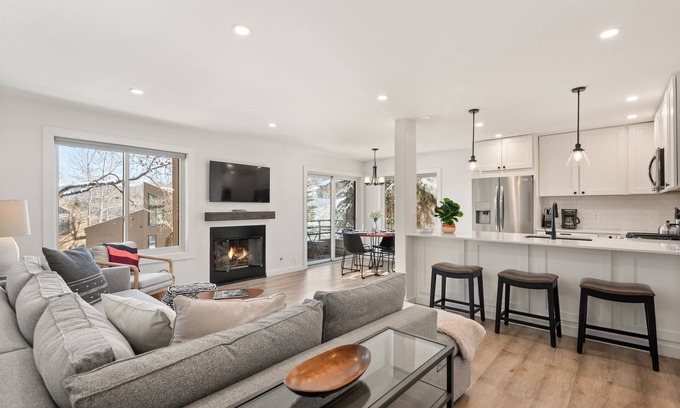 Snowmass Village Condominio | Summit Ridge Retreat | Remodeled w/ Slope Views