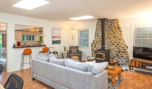 Guerneville Casa | Summit Sanctuary! Redwoods! Fire Table! BBQ Grill! Fast WiFi! Dog Friendly!