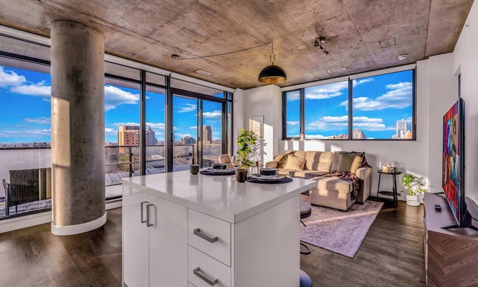 Connaught Apartamento | Summit Stay Luxe Skyline Views Pool Parking
