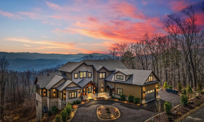 Bluff Mountain Cabina | Summit Swagger ~ Modern Luxury 7BR Home ~ Indoor Pool ~ Game Room