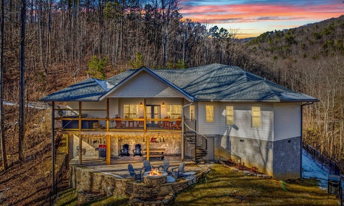 Gatlinburg - Pigeon Forge Cabina | Summit Trails Sanctuary ~ 3BR Single Level Cabin in The Summit at Bluff Mtn!