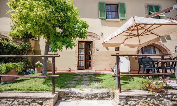Montescudaio Apartamento | Sun Cottage in Tuscany Hillside Near the Sea, Ultra WiFi and Parking