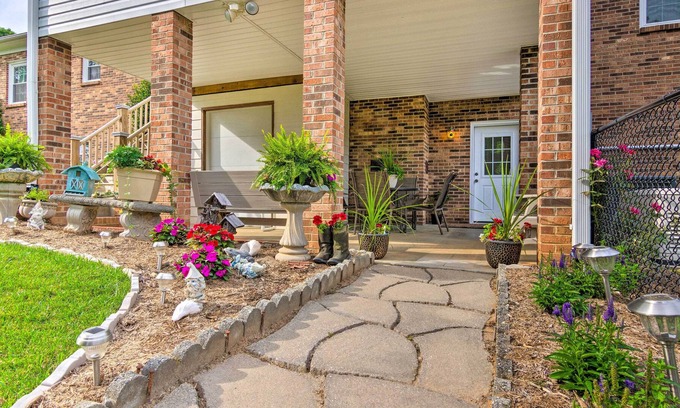 Lenoir Apartamento | Sun-Dappled Lenoir Abode w/ Patio & Yard!