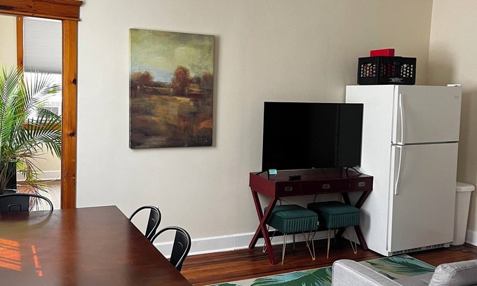 South Philadelphia Apartamento | Sun Drenched 2 Bedroom w/ Balcony & Laundry!