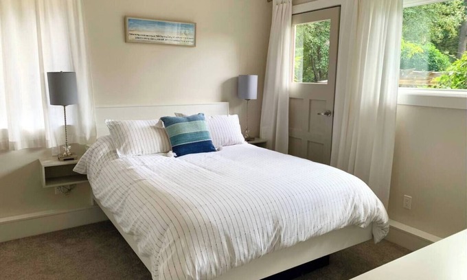 Gibsons Apartamento | Sun drenched, beach inspired, guest suite.