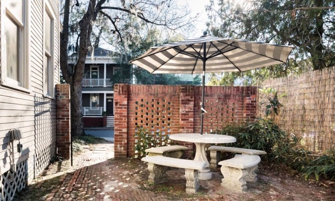 Midtown Condominio | Sun Drenched Suite In Starland District