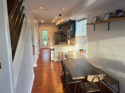 Northeast Apartamento | Sun-filled Capitol Hill home w/parking & roofdeck