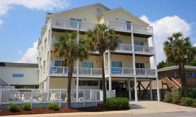 Crescent Beach Casa | SUN & FUN SPACIOUS 7 BEDROOM TOWNHOME GREAT LOCATION!
