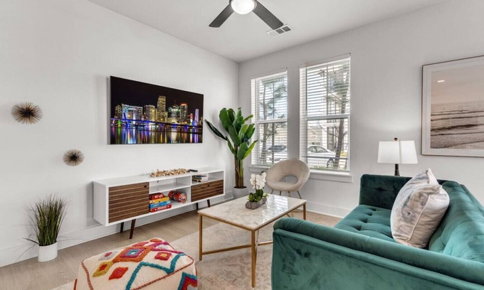 Ruskin Apartamento | Sun-Kissed Sanctuary: Family-Friendly 3 Bed Oasis