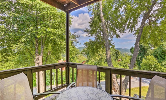 Vernon Apartamento | Sun-Lit Vernon Condo Less Than 2 Mi to Ski Resort!