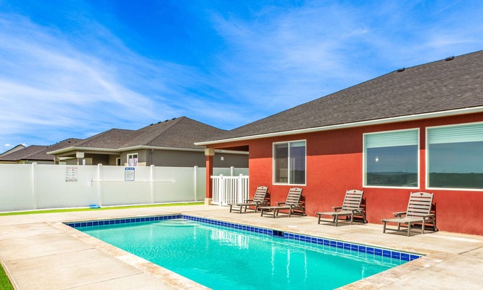 Quincy Casa | Sun, Pool, Golf, plus Your Private Arcade!
