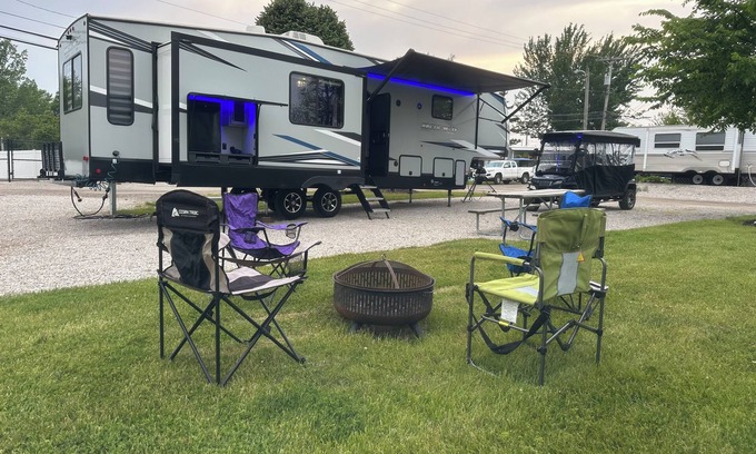 Geneva-on-the-Lake Alquiler De RV | Sun Retreats GOTL Cozy campground in lovely Geneva with AC, WiFi, fitness room