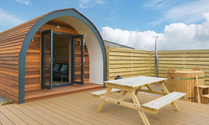 St. Buryan Cabaña | SUN RISE, romantic, with hot tub in St Buryan