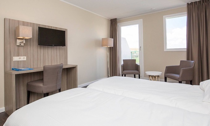 Callantsoog Hotel | Sun, Sand & Swings | Soothing Escape w/ Golf, Pool & Beach Minutes Away