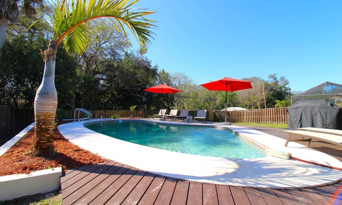 Rustic Oaks Casa | Sun-Soaked FL Haven | Heated Pool | Palm Harbor