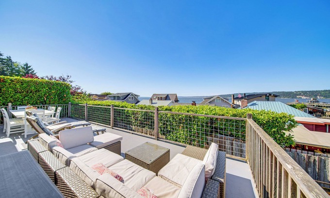 Langley Cabina | Sun-Soaked Sandy Point Haven w/ Beach Access!