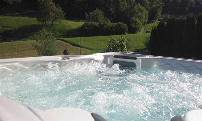 Kulm Apartamento | terraza con jacuzzi y ducha de sensaciones con vistas de bosques y prados