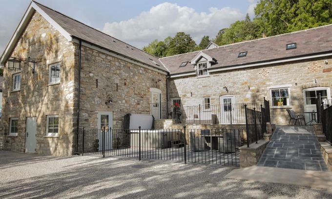 Acrefair Cabaña | SUN TREVOR BARN 2, pet friendly, with a garden in Llangollen