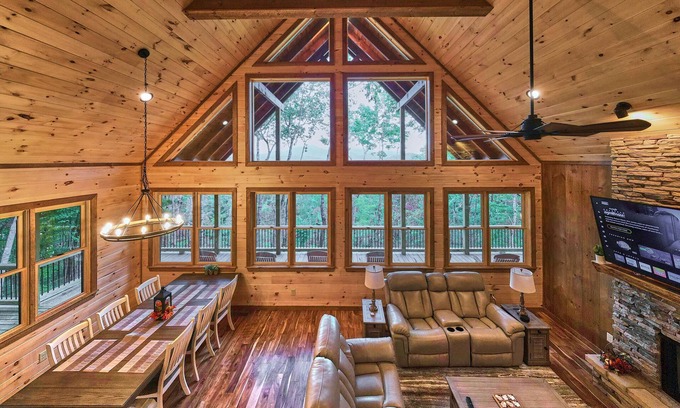 Cherry Log Cabina | Sunbeam Mt Vista Panoramic View Hot Tub Game Room Pet Friendly