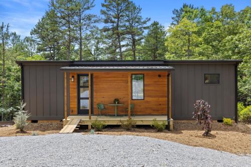 Young Harris Casa | Sunbeam Tiny Home Cozy Deck Fall Mountain Air