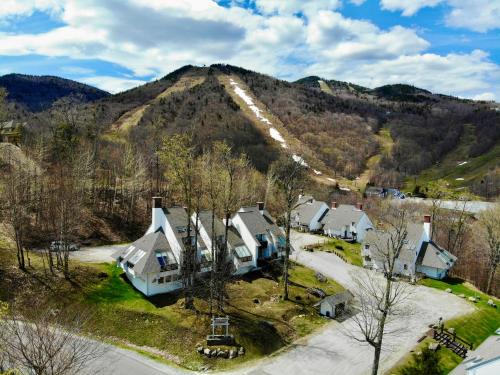 Central Vermont- Killington Casa | SunBear AC Pool Game Room Fireplace Hiking