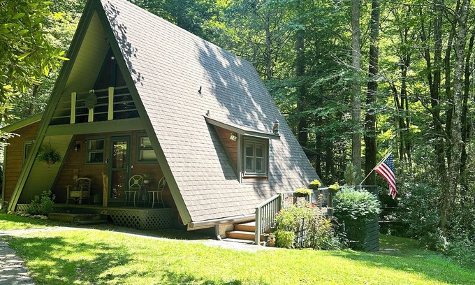 Boone Cabina | Cabaña Creekside "Sunburst" - ¡A minutos del centro de Boone!
