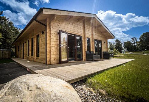 Morpeth Cabina | Sundance Lodge, Fantastic New Cabin with Hot Tub - Sleeps 6 - Largest In Felmoor Park