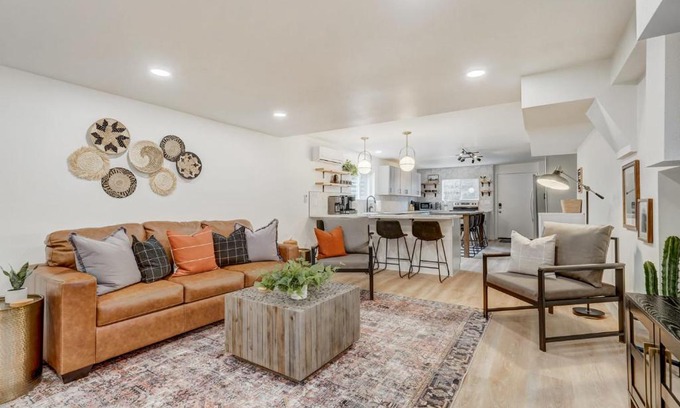 West Colorado Springs Apartamento | Sundance Retreat 2 King Beds Downtown & Kitchen
